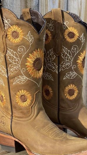 Wedding Dress With Cowboy Boots, Sunflower Cowgirl Boots, Sunflower Cowboy Boots, Quince Shoes, Sunflower Boots, Dress And Cowboy Boots, Botas Cowboy, Botas Western, Dresses With Cowboy Boots