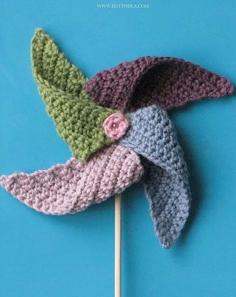 Free Crochet Pinwheel Pinwheel Decorations, Crochet Bunting, Picture Tutorial, Crochet Hair Accessories, Crochet Thread, Easter Season, Crochet Decoration, Crochet Applique, Crochet Home