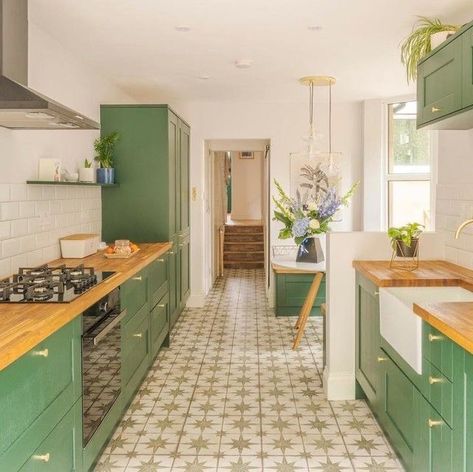 Green Kitchen Inspiration, Dark Green Kitchen, Green Kitchen Cabinets, Eclectic Kitchen, Dark Kitchen Cabinets, Dark Cabinets, Kitchen Inspiration Design, Green Kitchen, Dream House Decor