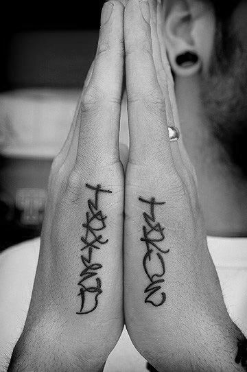 Guys Side Hand Script Word Tattoo Designs Side Of Hand Tattoo, Hand Palm Tattoos, Side Finger Tattoos, Hand Tattoo Images, Herren Hand Tattoos, Wörter Tattoos, Hand Tattoo Designs, Side Hand Tattoos, Wand Tattoo