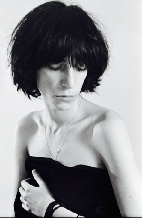 Patti Smith photographed by Michael Ochs, 1974. Patty Smith, Louise Brooks, Robert Mapplethorpe, Lou Reed, Patti Smith, White Poster, Silly Pictures, Portrait Session, American Singers