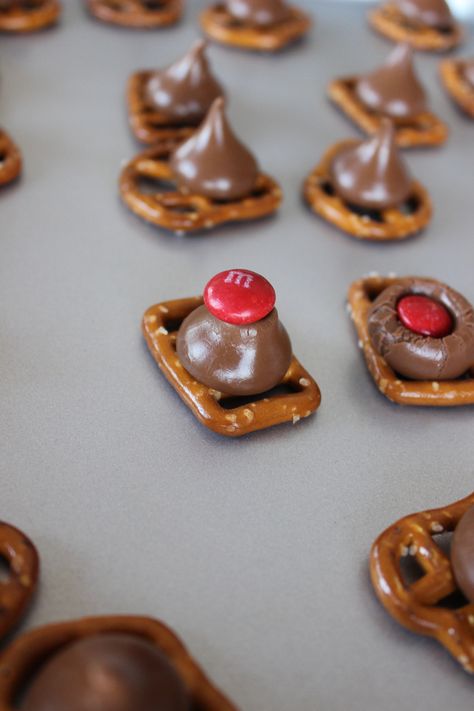 Those Hershey Kiss, M & M and pretzel snack things Pretzel Hershey Kisses, Hershey Kisses Recipes, Pretzel Kisses, Pretzel Chocolate Bites, Christmas Baking Easy, Christmas Pretzels, Pretzel Snacks, Simple Desserts, Hershey Kiss