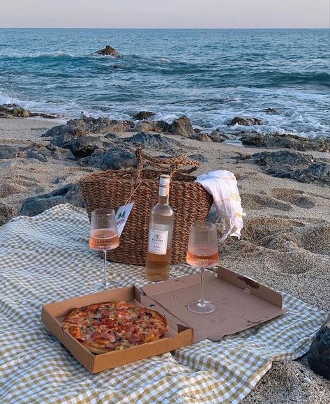 Romantic summer ideas pizza wine picnic Romantic Beach Picnic, Picnic Wine, Wine Pizza, Wine And Pizza, Wine Picnic, Dream Dates, Cute Date Ideas, Romantic Picnics, Romantic Summer