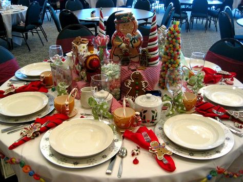 One of my favorite themes for Christmas - Gingerbread!!! Men Table Decorations, Themes For Christmas, Dining Room Tablescape, Dinner Table Settings, Christmas Dinner Table Settings, Tea Tables, Gingerbread Party, Christmas Table Setting, Tea Decor