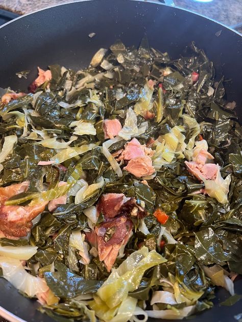 Collard Greens Recipe Ham Hock, Greens Recipe Soul Food, Collard Greens With Bacon, Ham Hock Recipes, Southern Style Collard Greens, Greens Recipes, Southern Collard Greens, Smoked Turkey Wings, Collard Greens Recipe