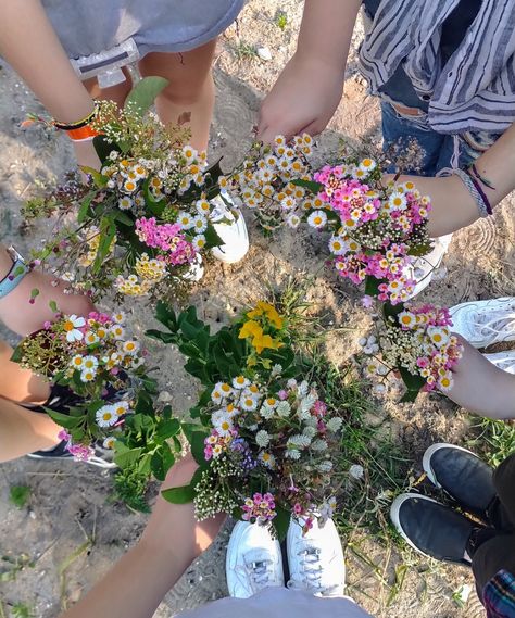 A circle of friends holding individual bouquets of fresh  wildflowers. Flower Picking, Outside Activities, Best Friend Activities, Picking Flowers, Flower Picks, Flower Truck, Making A Bouquet, Summer Friends, Granola Girl