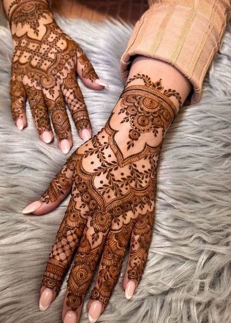 Makeover Photoshoot, Wedding Henna Designs, Beautiful Simple Mehndi Design, Henna Designs Back, Front Mehndi Design, Khafif Mehndi Design, Simple Mehendi Designs, Mehndi Designs Bridal Hands, Bridal Henna Designs