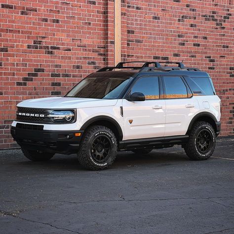 Custom Bronco Sport, Ford Car, White Ford Bronco Sport, White Bronco Sport, 2022 Ford Bronco Sport, Ford Bronco Sport Aesthetic, Ford Bronco 2021, Bronco Sport Outer Banks, Bronco Sport Aesthetic