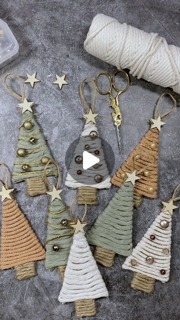 Twig And Yarn Christmas Tree, Christmas Tree Yarn Ornaments, Yarn Christmas Tree On Wood, Diy Yarn Christmas Tree Garland, Cardboard Yarn Christmas Tree, Diy Christmas Ornaments Cardboard, Wool Christmas Tree Diy, Cardboard Christmas Tree Craft, Yarn Christmas Crafts Easy Diy