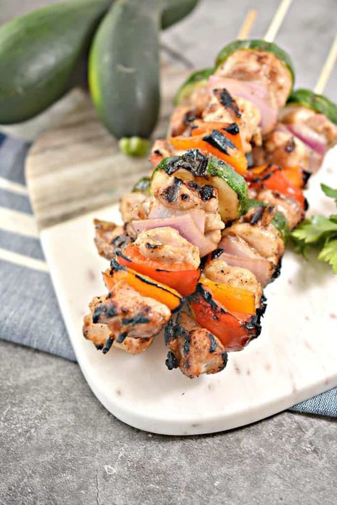 Savory Keto Chicken Skewers Low Carb Skewers, Healthy Summer Dinner Recipes Low Calorie, Keto On The Grill, Low Calorie Grilling Recipes, Chicken Veggie Skewers, No Carb Food Ideas, Light Summer Dinner Recipes Low Carb, Healthy Steak Dinner Recipes Low Carb, Keto Bbq Recipes