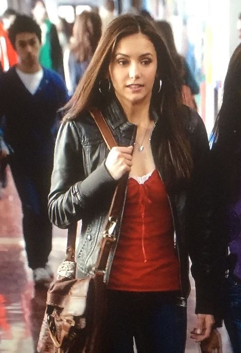 TVD: Season 1 Episode 1 Tvd Season 1, Elena Outfits, Tvd Fashion, Vampire Girlfriend, Tvd Elena, Elena Gilbert Style, Vampire Fashion, Vampire Diaries Outfits, Happiness Challenge