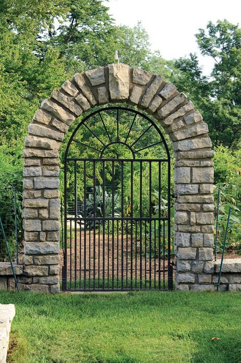 Garden fencing keeps the critters out Casa Rock, Building A Stone Wall, Diy Brick Wall, Arch Gate, Country Garden Design, Garden Archway, Home Garden Ideas, Stone Archway, Stone Exterior Houses