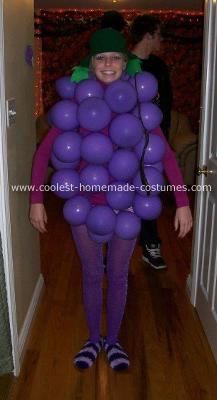 Grapes Costume: This grape costume is the best costume I've ever made.  All I had to do was buy about 2-3 bags of purple balloons, purple tights, a purple shirt and purple Grapes Costume, Fruit Costumes, Popular Halloween Costumes, Hallowen Ideas, Homemade Costume, Diy Halloween Costumes Easy, Diy Halloween Costume, Purple Balloons, Awesome Outfits