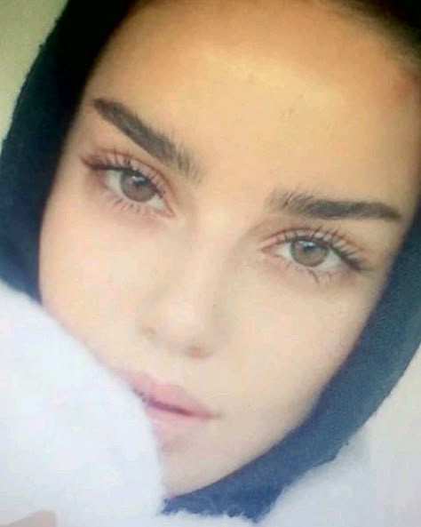 Ivana Santacruz, Straight Eyebrows, Straight Brows, Pretty Nose, Almond Eyes, Arab Beauty, Aesthetic Eyes, روتين العناية بالبشرة, Pretty Eyes