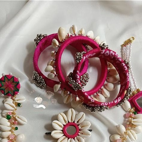 Navratri Jwellery Ideas, Cloth Bangles, Garba Navratri, Diy Earrings Materials, Fabric Bangles, Silk Thread Bangles Design, Diy Jewelry Set, Thread Bangles Design, Necklaces Gift