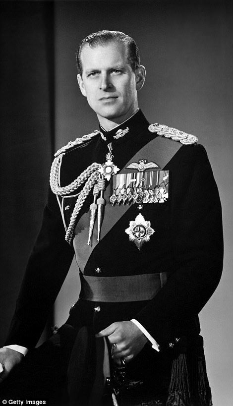 The Duke in his regalia in 1958... Prins Philip, Princesa Elizabeth, Rainha Elizabeth Ii, Duke Of Edinburgh, Reine Elizabeth, Principe Harry, Elisabeth Ii, Prince Phillip, Princess Elizabeth