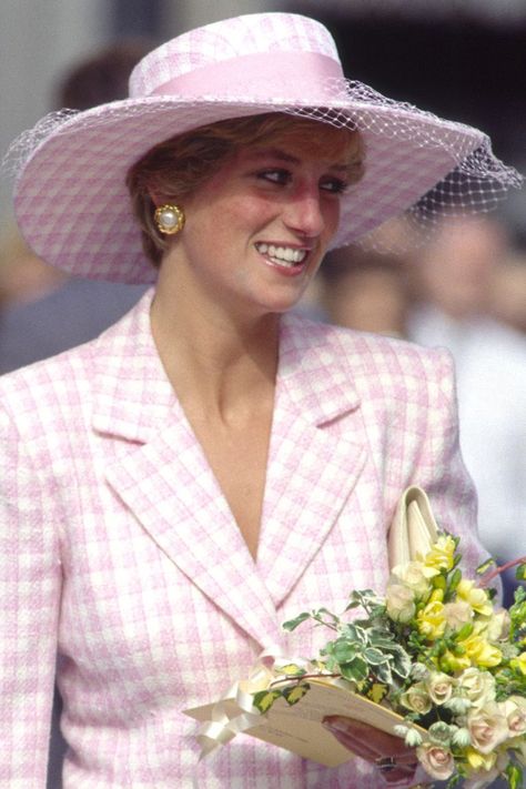 Princess Diana's Best Hats - 41 Diana Princess of Wales Hat Photos Prins William, Princesa Real, Princess Diana Fashion, Princess Diana Family, Princess Diana Photos, Princess Diana Pictures, Elegante Y Chic, Princes Diana, Diana Fashion