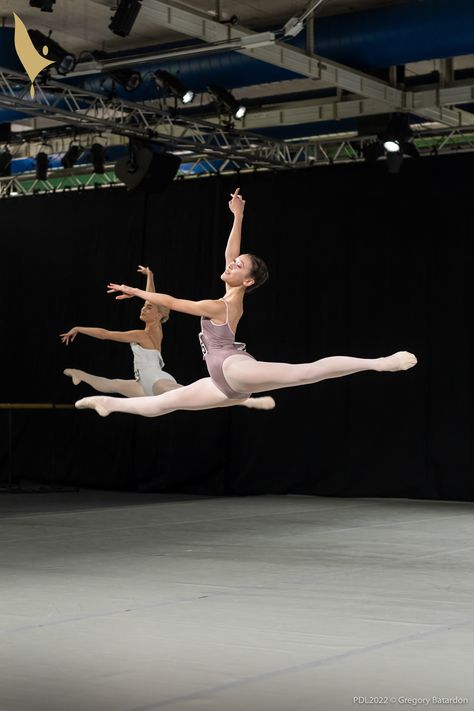 Ballet Competition Aesthetic, Dancer Aesthetic Jazz, Real Ballet Core, Aesthetic Dance Pictures, Ballet Splits, Pointe Aesthetic, Cool Dance Poses, On Stage Aesthetic, Dancer Aesthetic