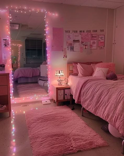 Pastel Pink Dorm Room, Pink Dorm Room, Uni Bedroom, Pink Dorm Rooms, Dorm Room Decor Ideas, Cozy Dorm, Bedroom 2023, Dorm Room Styles, Cozy Dorm Room