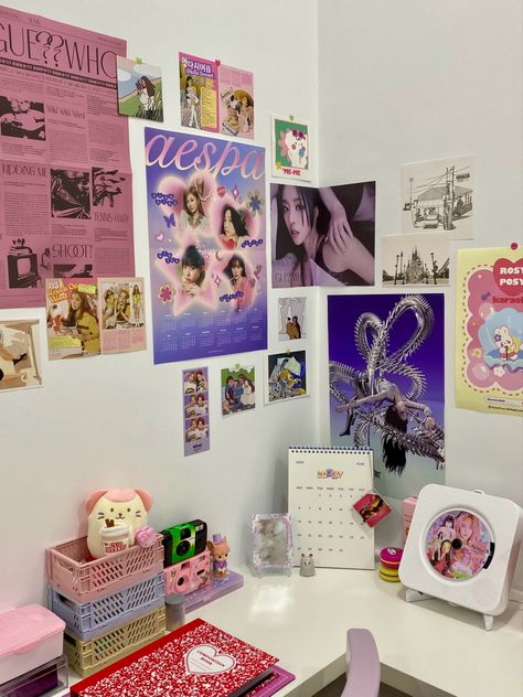 kpop room!! Kpop Desk, Desk Inspo, Study Room Decor, Anime Room, Room Desk, Cute Desk, Cute Room Ideas, Aesthetic Rooms, Pretty Room