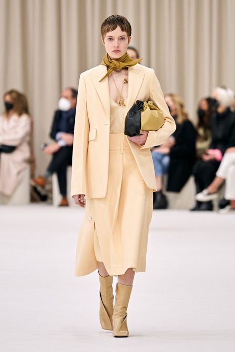 Jil Sander Fall 2022 Ready-to-Wear Collection | Vogue Skirt Suits, Milano Fashion Week, Vogue Russia, Fall 2022, 가을 패션, Fall Fashion Trends, Fashion Show Collection, Jil Sander, Womens Fall