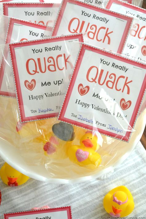 Free Printable: Rubber Ducky Valentine Cards. These Rubber Ducky Valentine Cards are a fun little way to make any Valentine recipient feel like a lucky duck! Rubber Ducky Valentine, Free Printable Valentines Tags, Creative Paper Crafts, Fun Diy Ideas, Free Valentine Cards, Class Valentines, Valentine Gifts For Kids, Lucky Duck, Preschool Valentines