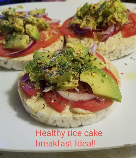 Avocado on rice cake with cherry tomatoes, red onions, garlic, Olive oil, salt, pepper and hummus on the rice cake Vegan Snack, Cake Vegan, Rice Cakes, Vegan Snacks, Avocado Toast, Avocado, Toast, Rice, Cooking Recipes