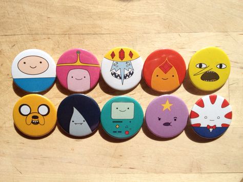 Adventure run Button Badges, Bag Pins, Clay Diy Projects, Diy Pins, Diy Buttons, Cool Pins, Indie Brands, Cute Pins, Button Design