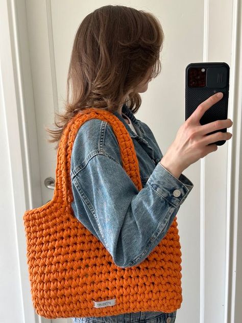 mirror pic with orange crochet shoulder bag crochet bag aesthetic #crochetbagaesthetic #crochet #crochetbag #crochetbags 2.287 Knitted Bags Aesthetic, Crochet Bag Chunky, Crochet Bag Aesthetic, Chunky Crochet Bag, Free Crochet Bag Patterns, Bags Knitted, Natural Handbags, Rope Bags, Crochet Store