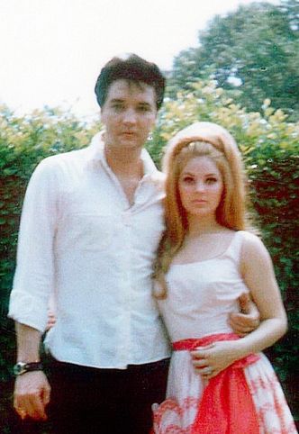 Cillas natural hair color was a light brown. Elvis told her that men loved hair long and jet black, so she changed it. Elvis Presley Family, Elvis And Priscilla, Joseph Jackson, King Of Pop, Elvis Presley Photos, Priscilla Presley, Lisa Marie Presley, Andrew Lincoln, Famous Couples