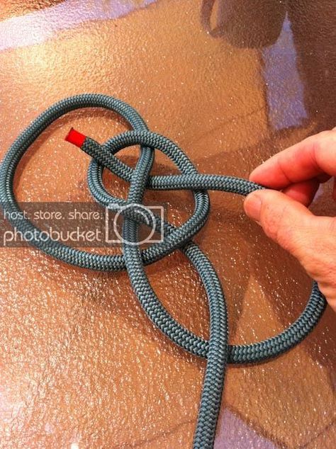 Click this image to show the full-size version. Lanyard Knot, Knots Jewelry, Climbing Knots, Camping Knots, Survival Knots, Knots Guide, Paracord Tutorial, Paracord Diy, Diamond Knot