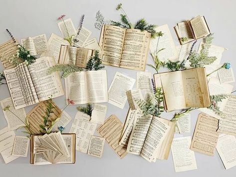 Vintage Book Wall Decor Book Wall Decoration, Diy Book Decor Ideas, Book Decor Diy, Books On Wall, Diy Book Wall, Book Decor Ideas, Book Wall Decor, Wall Of Books, Book Decorations