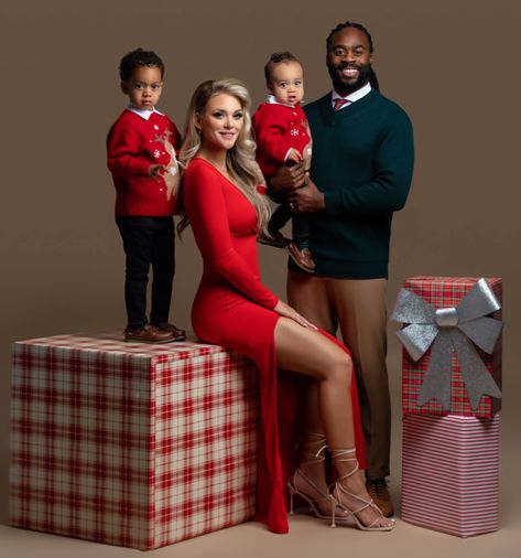 Family Christmas Pictures Studio, Holiday Photoshoot Family Outfits, Christmas Family Photoshoot Ideas, Christmas Family Photoshoot Outfits, Glam Family Photoshoot, Vday Shoot, Matching Family Christmas Outfits, Family Christmas Pictures Outfits, Christmas Pictures Outfits