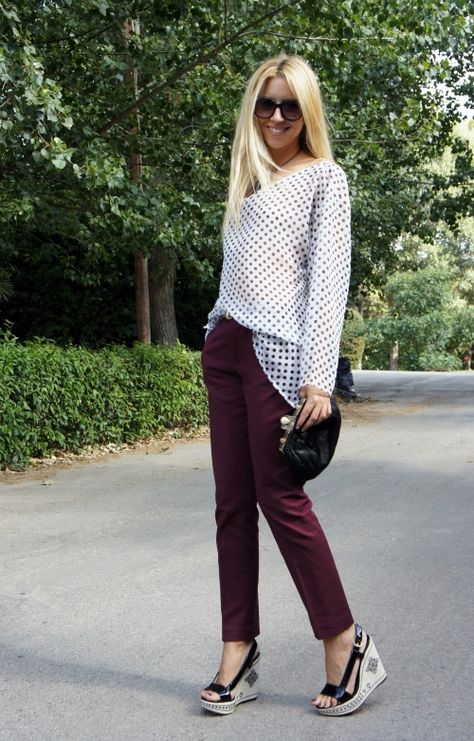 Mango Wedges, Zara pants Burgundy Pants Outfit, Maroon Pants Outfit, Pants Outfit Work, Maroon Pants, Casual Chic Spring, Burgundy Pants, Fall Fashion Trends Women, Corporate Attire, Spring Fling