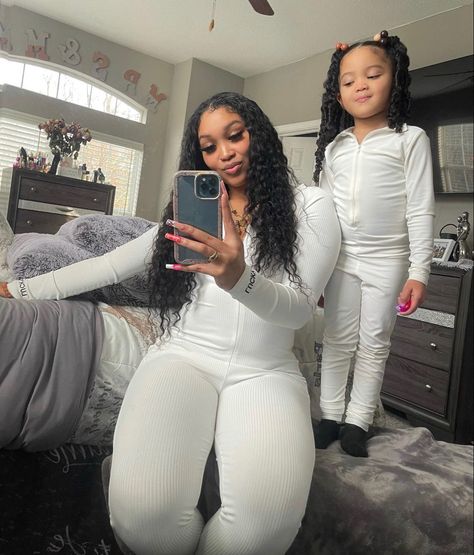 Baddie Mom And Daughter, Mommy Daughter Pictures Black, Black Mom Fashion, Black Mom Goals, Baddie Family, Mom And Daughter Goals, Mother And Daughter Goals, Black Mom And Daughter, Baddie Mom