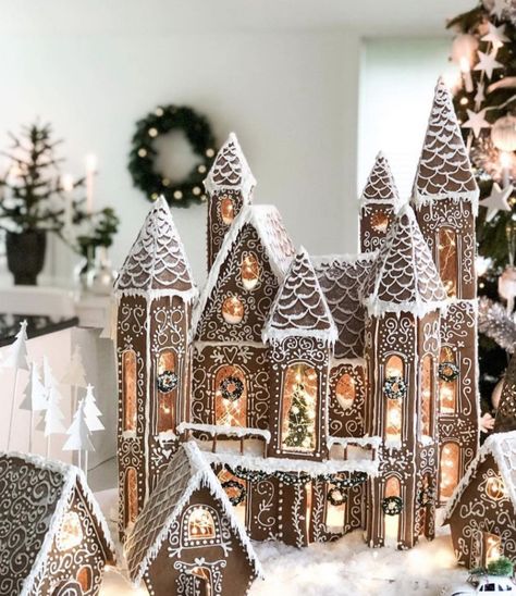 CafeMom.com : Cozy Winter Village : 15 Amazing Gingerbread Houses -- One way to instantly level up a gingerbread house is to add some delicate twinkly lights to the inside! This village scene is so perfectly wintry and dreamy! Gingerbread Games, Graham Cracker Gingerbread House, Gingerbread House Patterns, Leftover Halloween Candy, Make A Gingerbread House, Gingerbread Village, Twinkly Lights, Cookie House, Gingerbread House Decorations