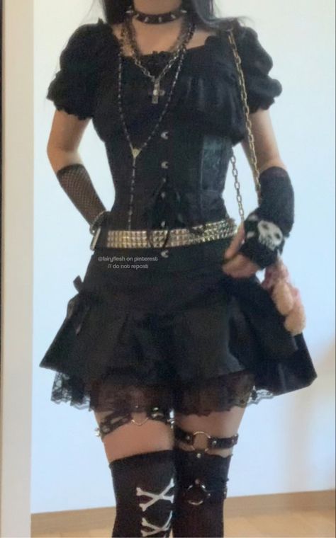 Women Goth Outfits, Grunge Vest Outfit, Alt Skirt Outfits, Goth Skirt Outfit, Overdressed Outfits, Goth Fits, Looks Pinterest, Alt Outfits, Alt Fashion