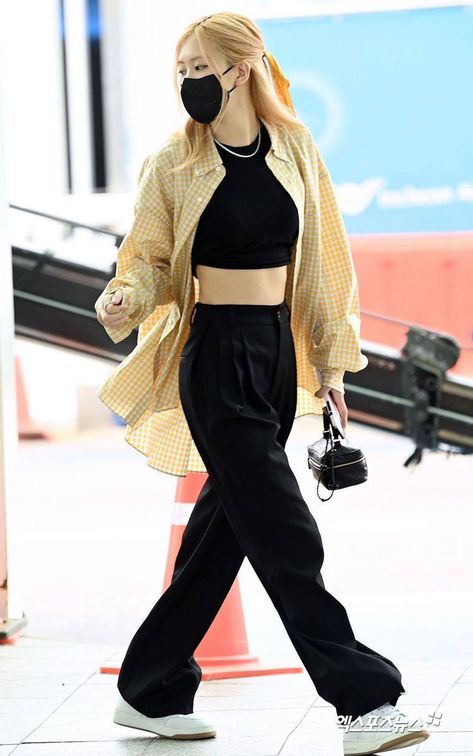 Kpop Off Duty Outfit, Rosé Street Style, Blackpink Rose Outfit Casual, Kpop Idol Outfits Casual, Ysl Style Outfits, Kpop Fashion Airport, Kpop Idols Airport Fashion, Kpop Airport Outfits, Airport Outfit Kpop