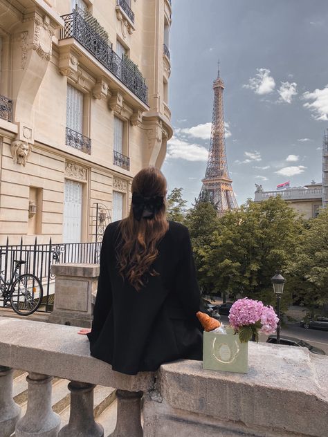 Tour Eiffel Outfit, Photoshoot Paris Photo Ideas, Models In Paris, Photoshoot In Paris Outfit, Eiffel Tower Photo Shoot, Pose In Paris, Insta Photo Ideas Paris, Paris Photo Poses, Paris Ideas Photography