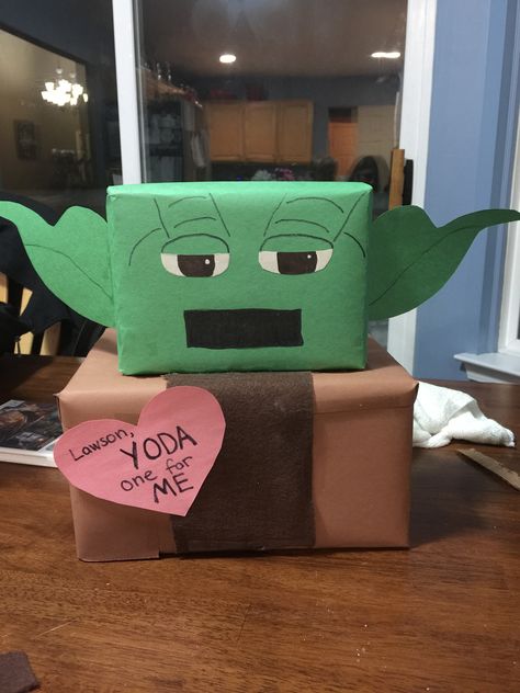 Yoda Valentines Box Valentine Box Unicorn, Star Wars Valentines Box, Valentine Box Ideas, Girls Valentines Boxes, Diy Valentines Box, Valentine Boxes For School, Kids Valentine Boxes, Valentine Card Box, Star Wars Valentines