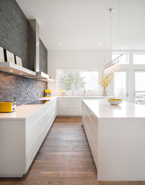 The tenets of modern kitchen design - things like frameless cabinets, flat panel doors, minimal trim, sleek appliances and fixtures, and lots of shiny or metallic finishes, are still very popular. Voxtorp Ikea, Dapur Ikea, Modern Konyhatervez�és, Contemporary White Kitchen, Model Dapur, Minimalist Dekor, Серая Кухня, Herringbone Backsplash, Minimalist Kitchen Design