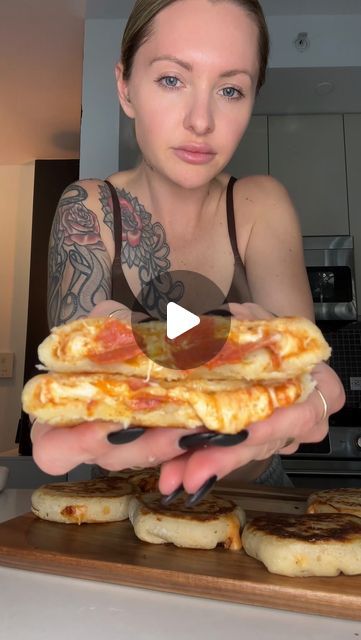 Shay Click on Instagram: "Meal Prep Protein Hot Pockets 🍕🔥  Recipe makes 6 hot pockets  Macros per hot pocket: 379 cals, 29P, 59C, 1.5F  Ingredients:  400 grams all-purpose flour 400 grams plain nonfat Greek yogurt Dash garlic powder Dash salt Dash black pepper Dash onion powder Dash oregano 252 grams fat free mozzarella cheese shreds 150 grams pizza sauce 24 slices turkey pepperoni  Directions: In a mixing bowl, add 400 grams all-purpose flour, 400 grams plain nonfat Greek yogurt, a dash of garlic powder, salt, black pepper, onion powder, and oregano. Mix all the ingredients until you have a crumbly texture, and then knead it to form a dough ball.  Cut the dough into 6 equal balls and flatten each ball as flat as you can.  Rinse 252 grams fat free mozzarella cheese and pat dry.  To each Hot Pocket Pizza, Cooking With Greek Yogurt, Greek Yogurt Pizza Dough, Meal Prep Protein, Yogurt Pizza Dough, Pizza Breadsticks, Keto Wraps, Hot Pocket Recipes, Pockets Recipe