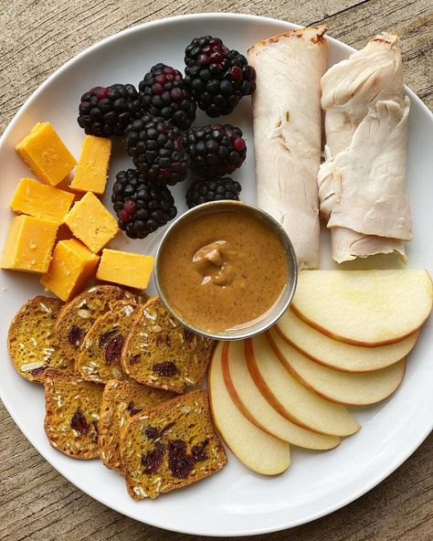 Dalia Carrizales Clark | SNACK PLATE 💥 . . If you are new here, I am literally obsessed with snack plates! Always snacking! . . Oven roasted Turkey… | Instagram Gf And Df Snacks, Turkey Healthy Meals, Aesthetic Snack Plate, Adult Snack Plate, Dinner Snack Plate, Hummus Snack Plate, Healthy Airport Snacks, Veggie Snack Plate, Plate By Plate Approach Meals