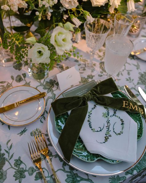 Ahhh we loved embroidering these velvet bows and napkins for @lindsey.boyce.design last year! White linen napkins were embroidered with our very own botanical monogram design, and each green velvet bow was embroidered with the wedding guest initials- perfection! 🤍 Photography@oliviaraejameswed Planner @lindsey.boyce.design #placesettings #weddingtablesetting #weddingplacesettings #tablescapes #weddingtablescapedecor #setthetable #weddingnapkinstyling #weddingsofinstagram #tablescape #wedd... Olive Green Table Setting, Bow Tablescape, Wedding Napkin Folds, Wedding Napkin Folding, Green Table Settings, Green Tablescape, Botanical Monogram, Napkin Folds, White Linen Napkins