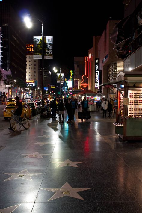 Hollywood Blvd by night! #Hollywood #LosAngeles Hollywood Blvd Aesthetic, Hollywood Sign At Night, Hollywood At Night, 90s Hollywood, Hollywood Street, La Summer, Los Angeles Aesthetic, Hollywood Night, Hollywood Blvd