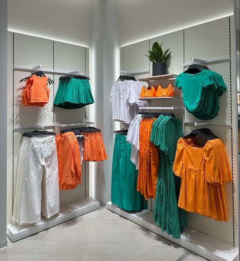 Visual Merchandising Ideas Clothing Store Displays, Retail Store Layout, Kids Clothing Store Design, Visual Merchandising Fashion, Shoe Store Design, Store Shelves Design, Clothing Store Displays, Clothing Store Interior, Fashion Displays