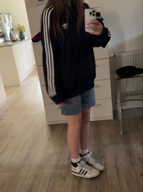 Jorts Outfit, Looks Adidas, 2024 Board, Outfit Denim, Look Adidas, Diy Vetement, Estilo Hippie, Lazy Outfits, Tomboy Style Outfits