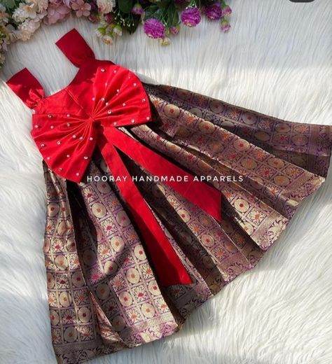 https://www.instagram.com/p/Cr-jB6qrd_j/?igshid=MzRlODBiNWFlZA== Kides Girls Dress, Baby Pattu Frocks Designs, Traditional Dress For Baby Girl, Traditional Frocks, Langa Designs, Kids Saree, Traditional Baby Dresses, Baby Dress Diy, Kids Dress Boys