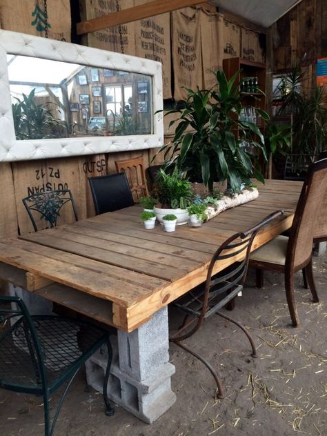 Big Shipping Pallet And Concrete Block Outdoor Table Meja Outdoor, Cinder Block Furniture, Table Palette, Cement Patio, Roof Window, Pallet Outdoor, Patio Roof, Rustic Materials, Have Inspiration