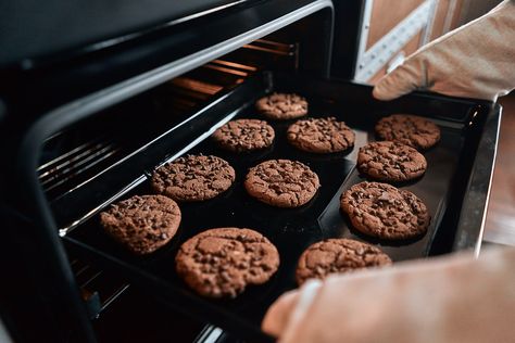 How To Make Your House Smell Good Without Chemicals Raw Cookie Dough, Cooking Cookies, Buy Cookies, Oven Canning, Bake Cookies, Tasting Table, Chewy Cookie, Oven Racks, No Bake Treats